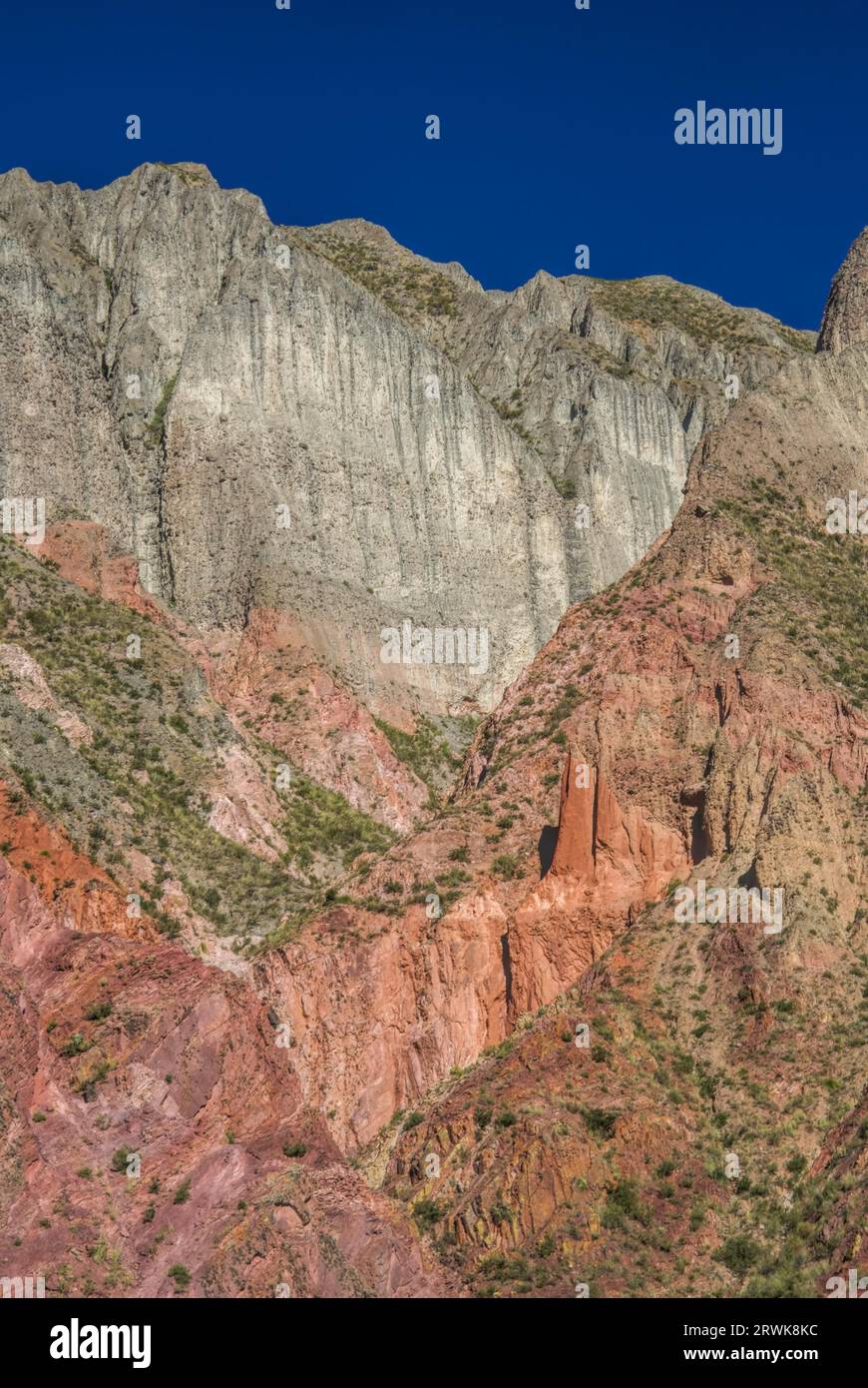 Scogli colorati in valle Quebrada de Humahuaca in Argentina, provincia di Jujuy Foto Stock