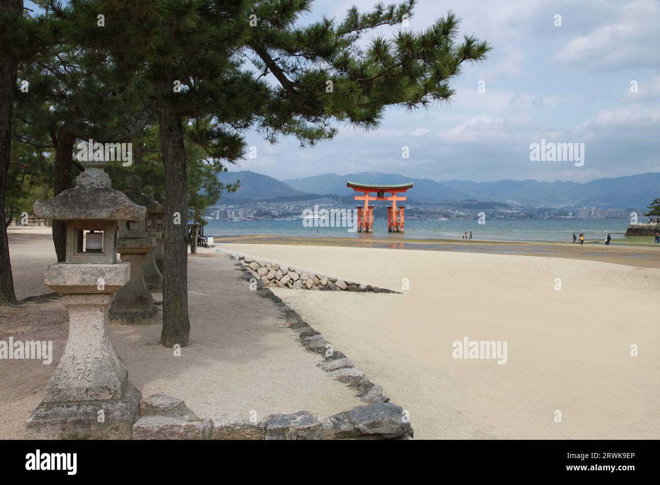 Itsukushima Floating Torii Gate in lontananza sull'isola di Miyajima, Giappone Foto Stock