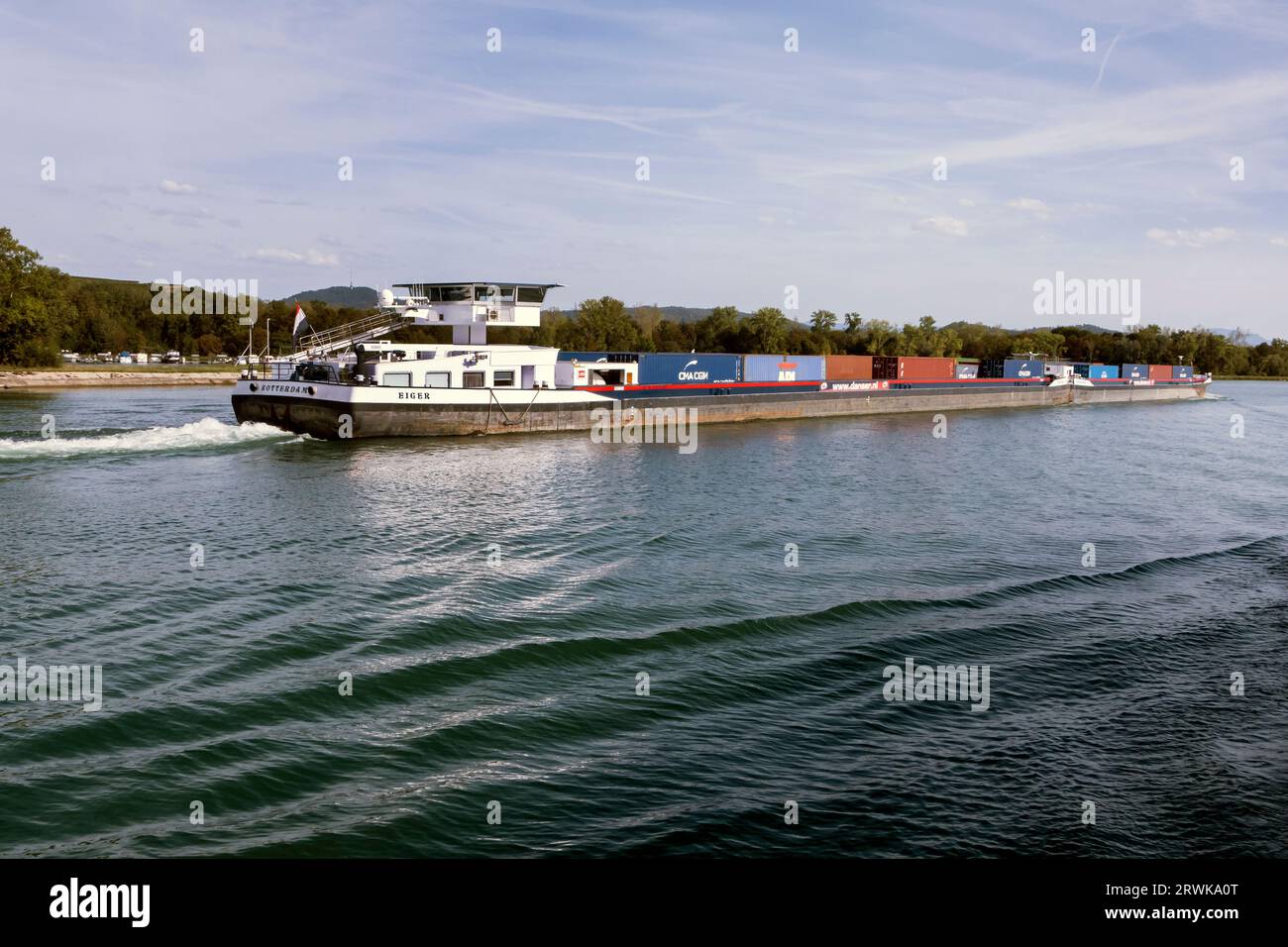Chiatta container olandese Eiger sul fiume Reno vicino a Breisach, Germania Foto Stock
