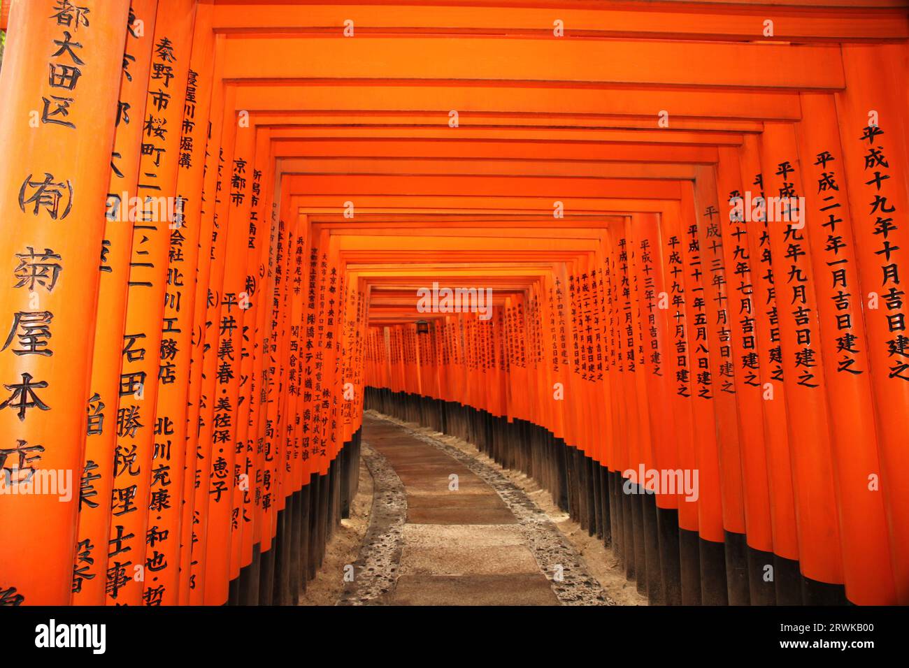 Porte Torii rosse nel santuario Fushimi Inari a Kyoto, Giappone - traduzione della scrittura: Speranza di ricevere buona fortuna e fortuna Foto Stock