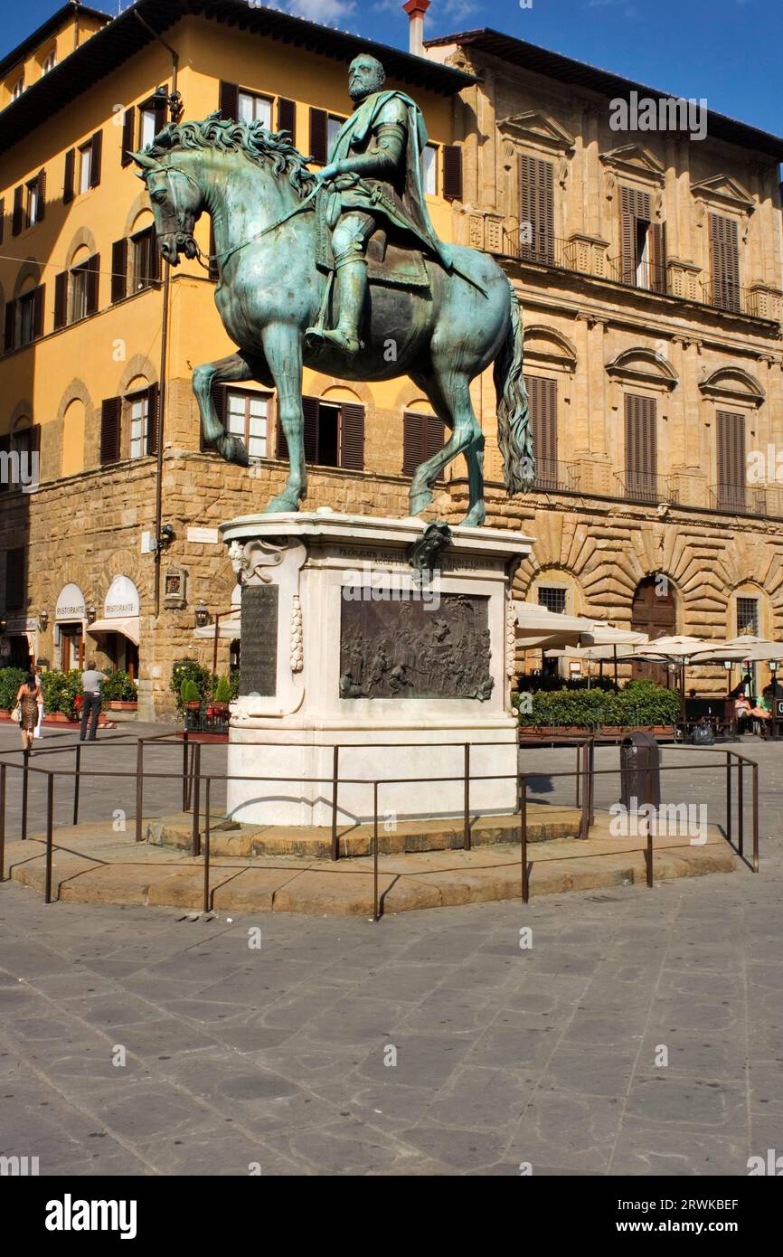 Il Monumento equestre a Cosimo di Medici i di Giovanni da Bologna in Piazza Signoria a Firenze Foto Stock