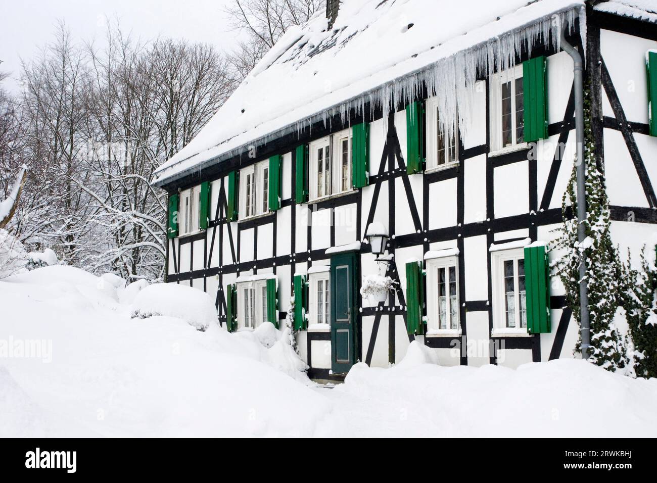 Una casa a graticcio in inverno a Ginsburg, nel Siegerland Foto Stock