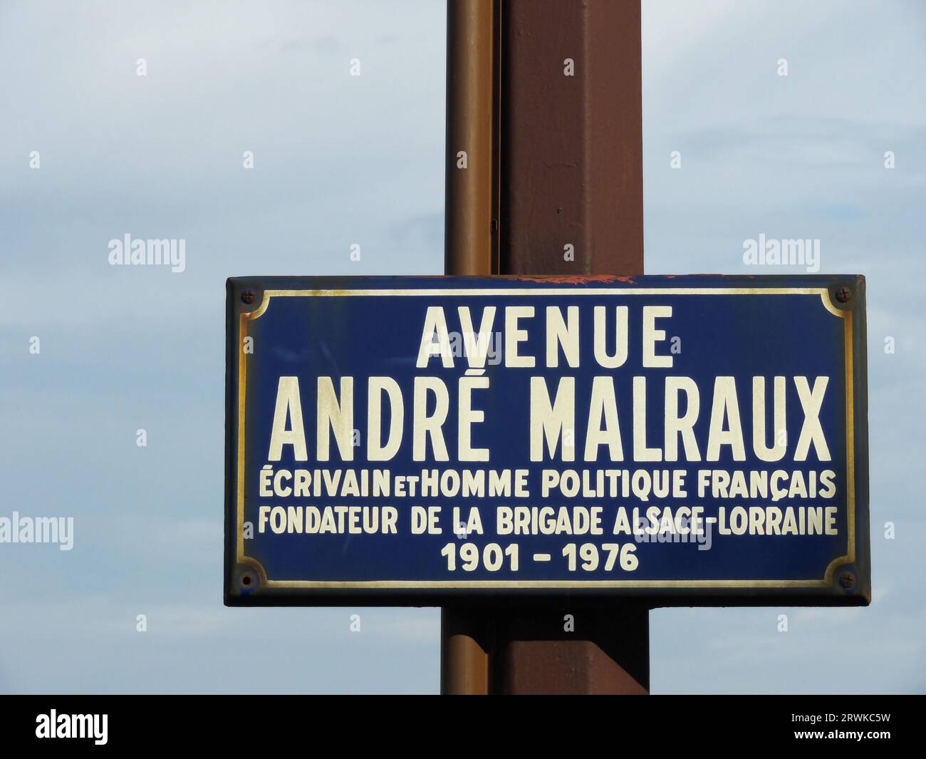 Cartello stradale in memoria di Andre Malraux a Metz, Francia, sfondo blu cielo Foto Stock