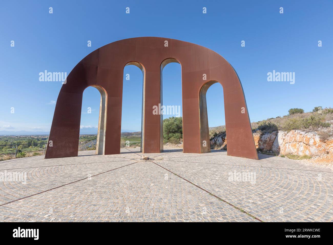 La porta dei paesi catalani è un'opera dello scultore Emili Armengol e segna il punto di partenza settentrionale dei paesi catalani. Foto Stock