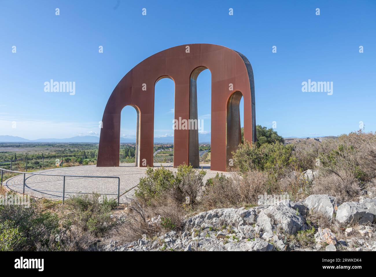 La porta dei paesi catalani è un'opera dello scultore Emili Armengol e segna il punto di partenza settentrionale dei paesi catalani. Foto Stock