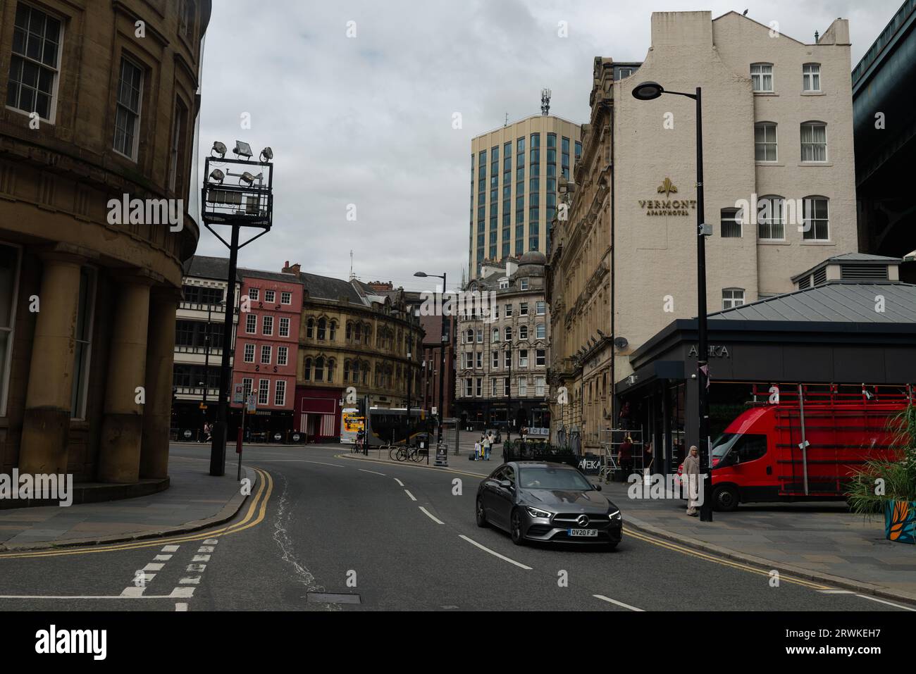 Newcastle upon Tyne, Regno Unito - 30 agosto 2023: Scena quotidiana all'incrocio di Sandhill Street. Foto Stock