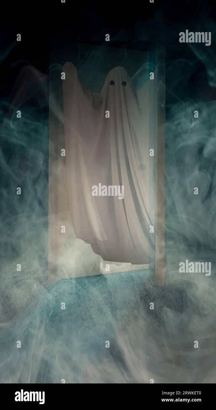 I fantasmi bianchi si ritrovano con sfondo bianco fumo. Spaventoso concetto di Halloween fantasma Foto Stock