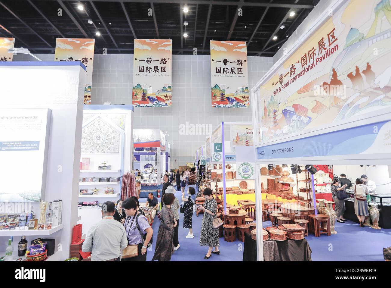 Il Padiglione Internazionale Belt & Road del 20° Expo Cina-ASEAN attira visitatori nella città di Nanning, nella regione autonoma del Guangxi della Cina meridionale, il 18 settembre, Foto Stock
