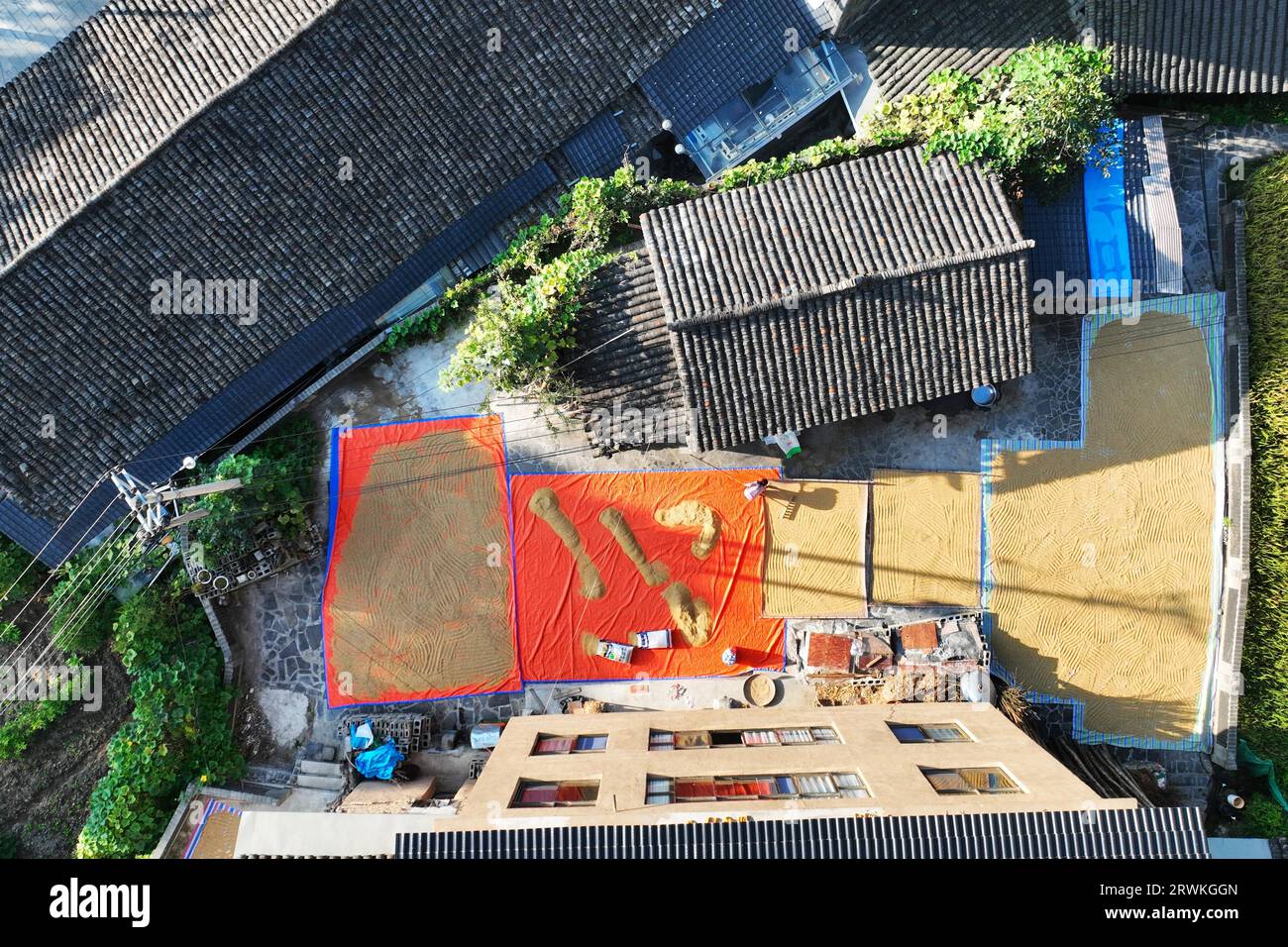 La foto aerea mostra la tradizione rurale dello shaiqiu, o l'essiccazione delle colture in autunno nella contea autonoma di Youyang Tujia e Miao, Chongqing, 17 settembre 202 Foto Stock