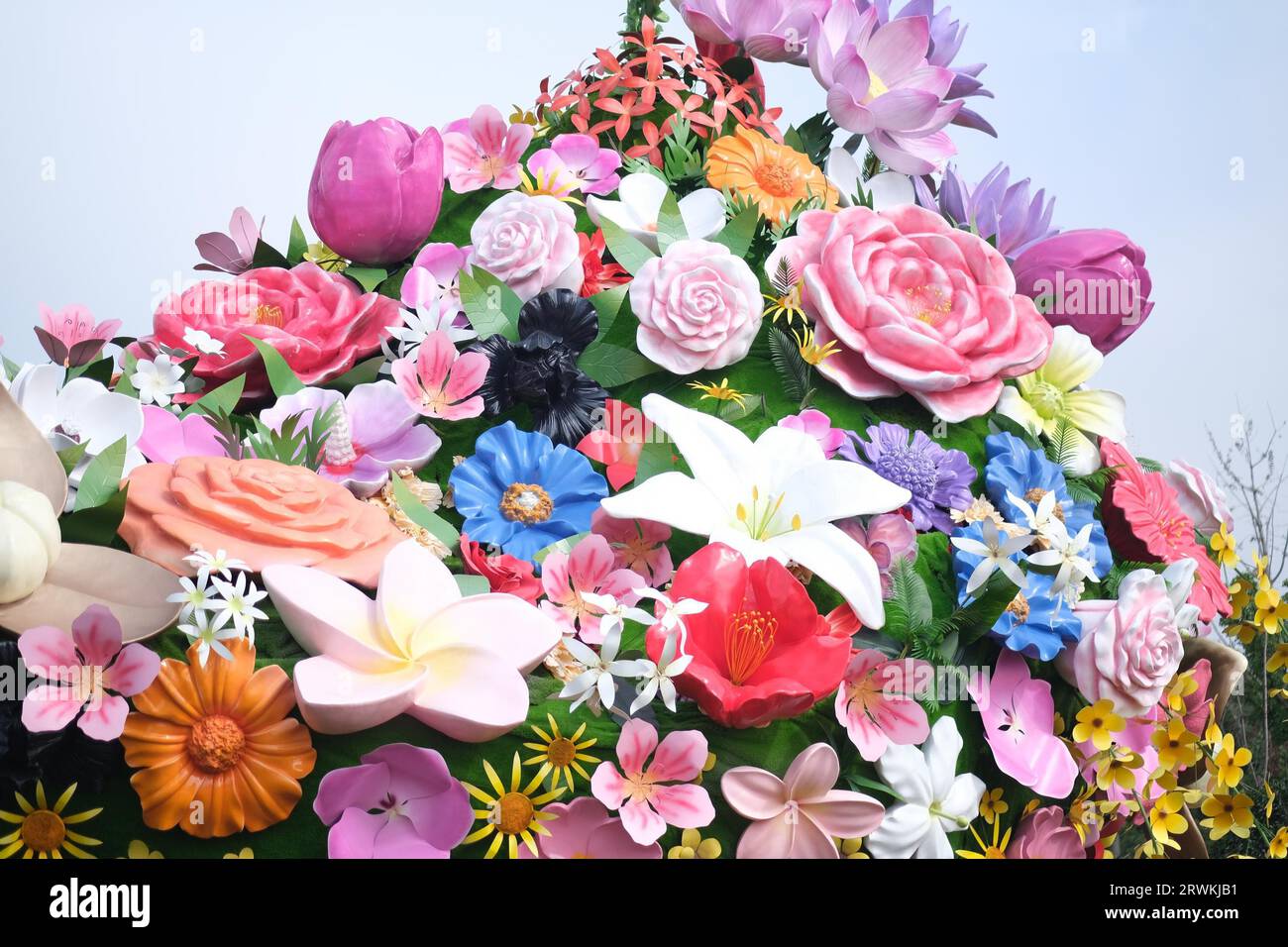 Un cesto di fiori gigantesco è in stallo per i XIX Giochi asiatici nella città di Shaoxing, nella provincia dello Zhejiang della Cina orientale, il 17 settembre 2023. Foto Stock