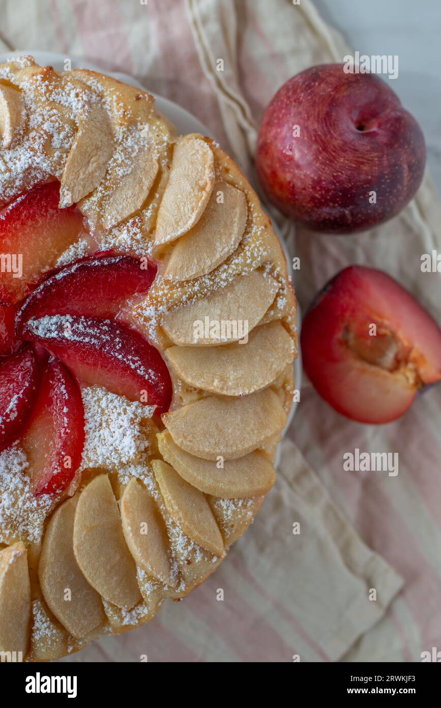 Torta autunnale ed estiva con mela e prugne Foto Stock