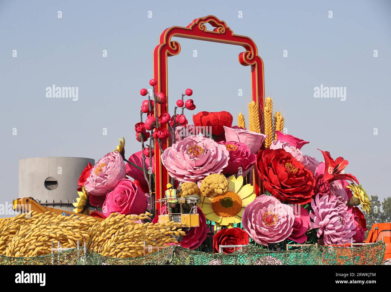 Un gigantesco cesto di fiori è in stallo per la prossima giornata Nazionale in Piazza Tiananmen, Pechino, Cina, 18 settembre 2023. Foto Stock