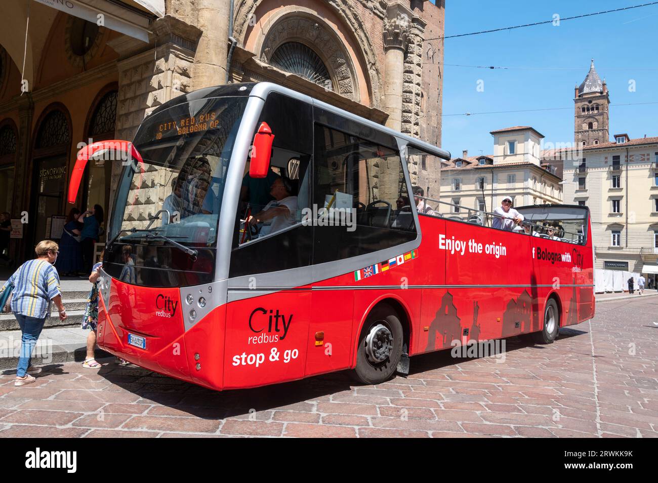 Un autobus a un piano rosso della città al punto di partenza e di arrivo di un tour di Bologna in Piazza maggiore a Bologna, nella regione Emilia-Romagna del nord Foto Stock