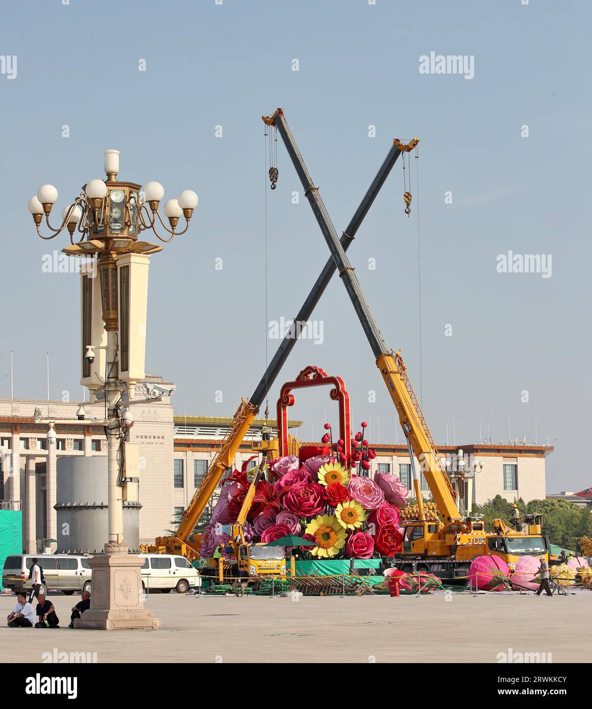 Un gigantesco cesto di fiori è in stallo per la prossima giornata Nazionale in Piazza Tiananmen, Pechino, Cina, 18 settembre 2023. Foto Stock
