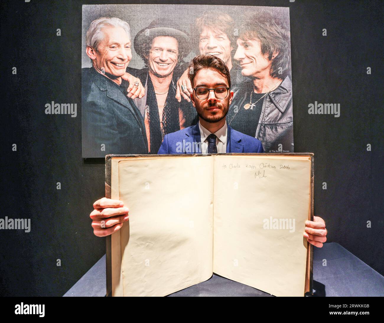 Londra, Regno Unito. 20 settembre 2023. Gustave Dore e Blanchard Jerrold, inciso bt Mick Jagger, Happy Christmas 2016 Charlie .asta comprendente una straordinaria biblioteca di prime edizioni moderne insieme a monumenti del mondo del jazz, raccolti dal rinomato musicista e batterista dei Rolling Stones Charlie Watts. 29 set 2023.Paul Quezada-Neiman/Alamy Live News Credit: Paul Quezada-Neiman/Alamy Live News Foto Stock