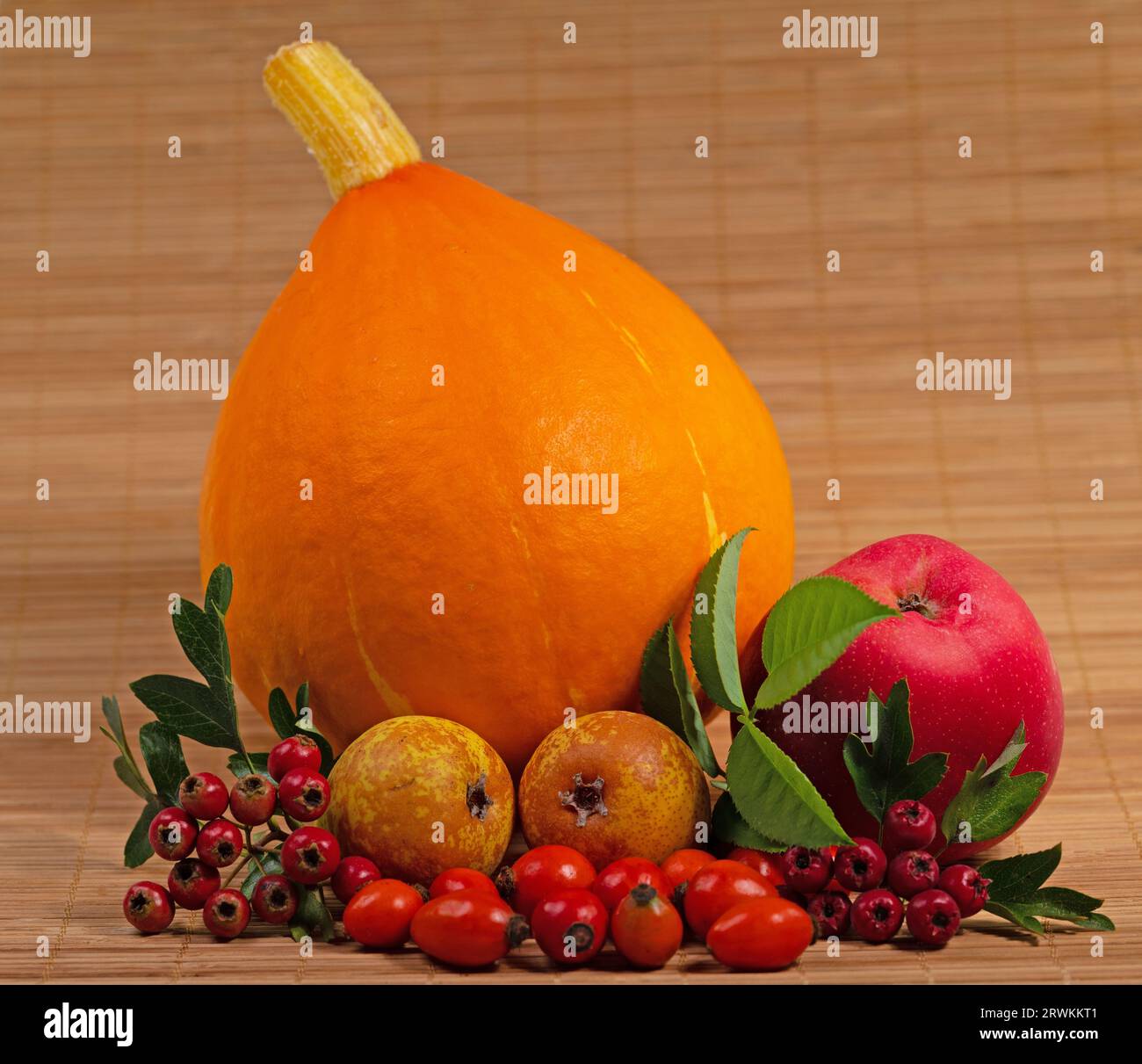 Frutti colorati ricchi di vitamine in autunno Foto Stock