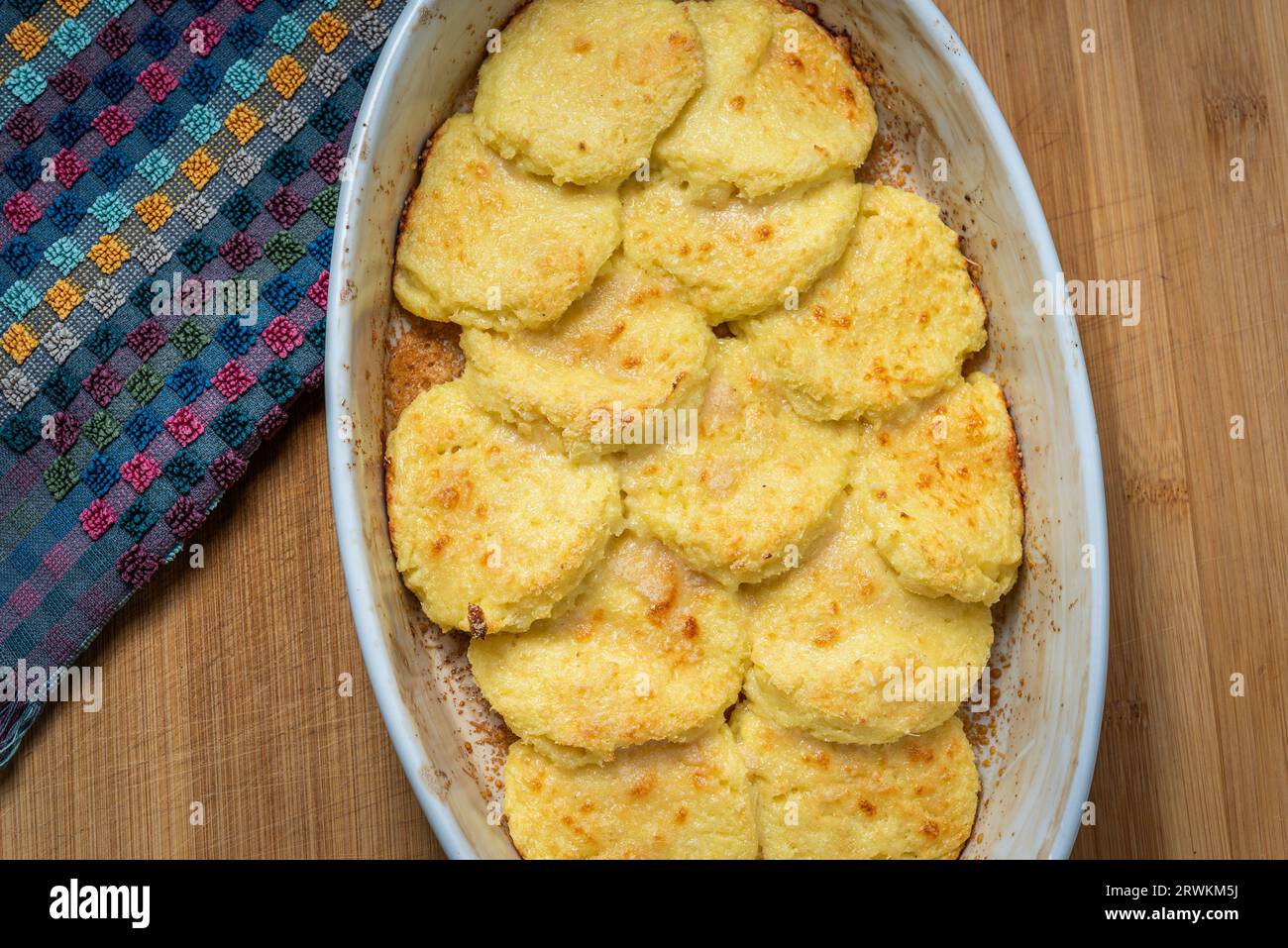 Cucinare e servire gnocchi alla romana a casa a Roma, Italia Foto Stock