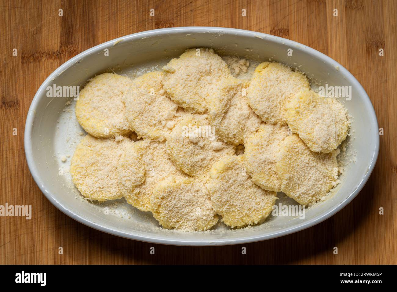 Preparare Gnocchi alla Romana a casa a Roma, Italia Foto Stock