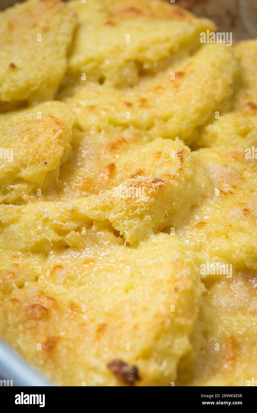 Cucinare e servire gnocchi alla romana a casa a Roma, Italia Foto Stock
