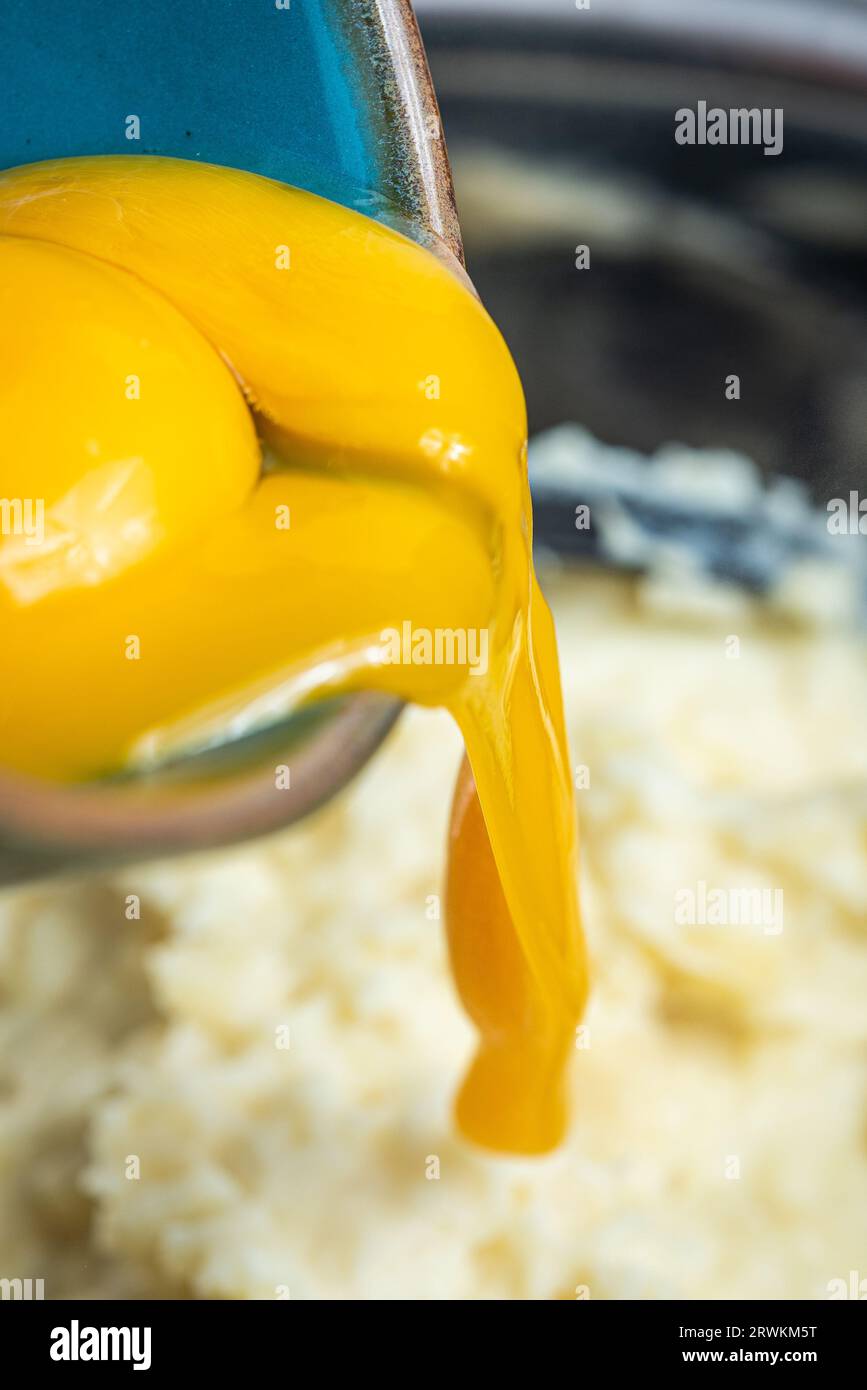 Uova per preparare gnocchi alla romana a casa a Roma, Italia Foto Stock