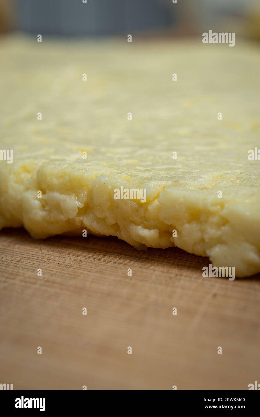 Preparare Gnocchi alla Romana a casa a Roma, Italia Foto Stock