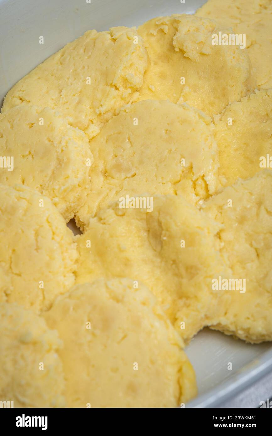 Preparare Gnocchi alla Romana a casa a Roma, Italia Foto Stock