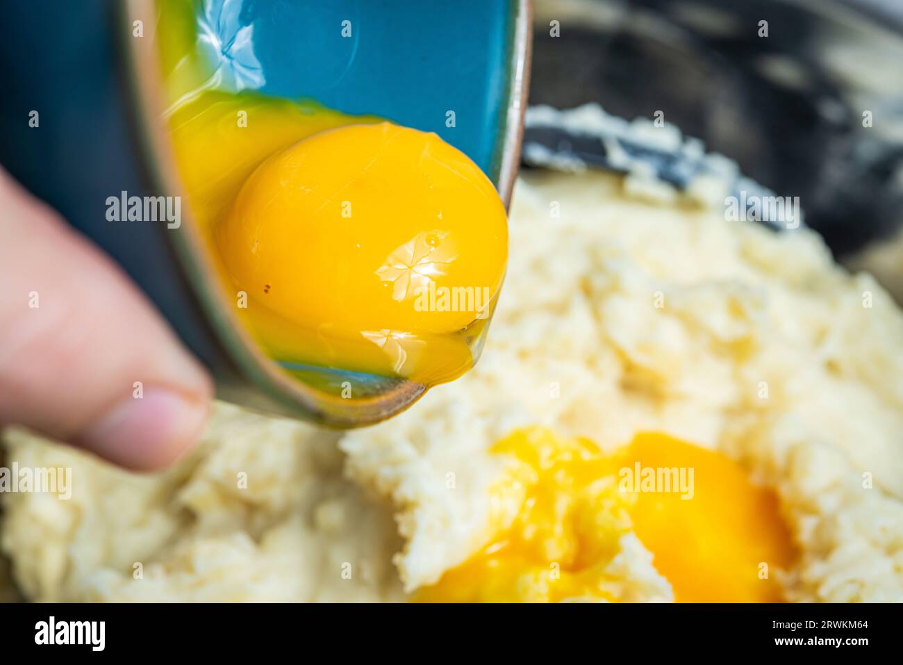 Uova per preparare gnocchi alla romana a casa a Roma, Italia Foto Stock