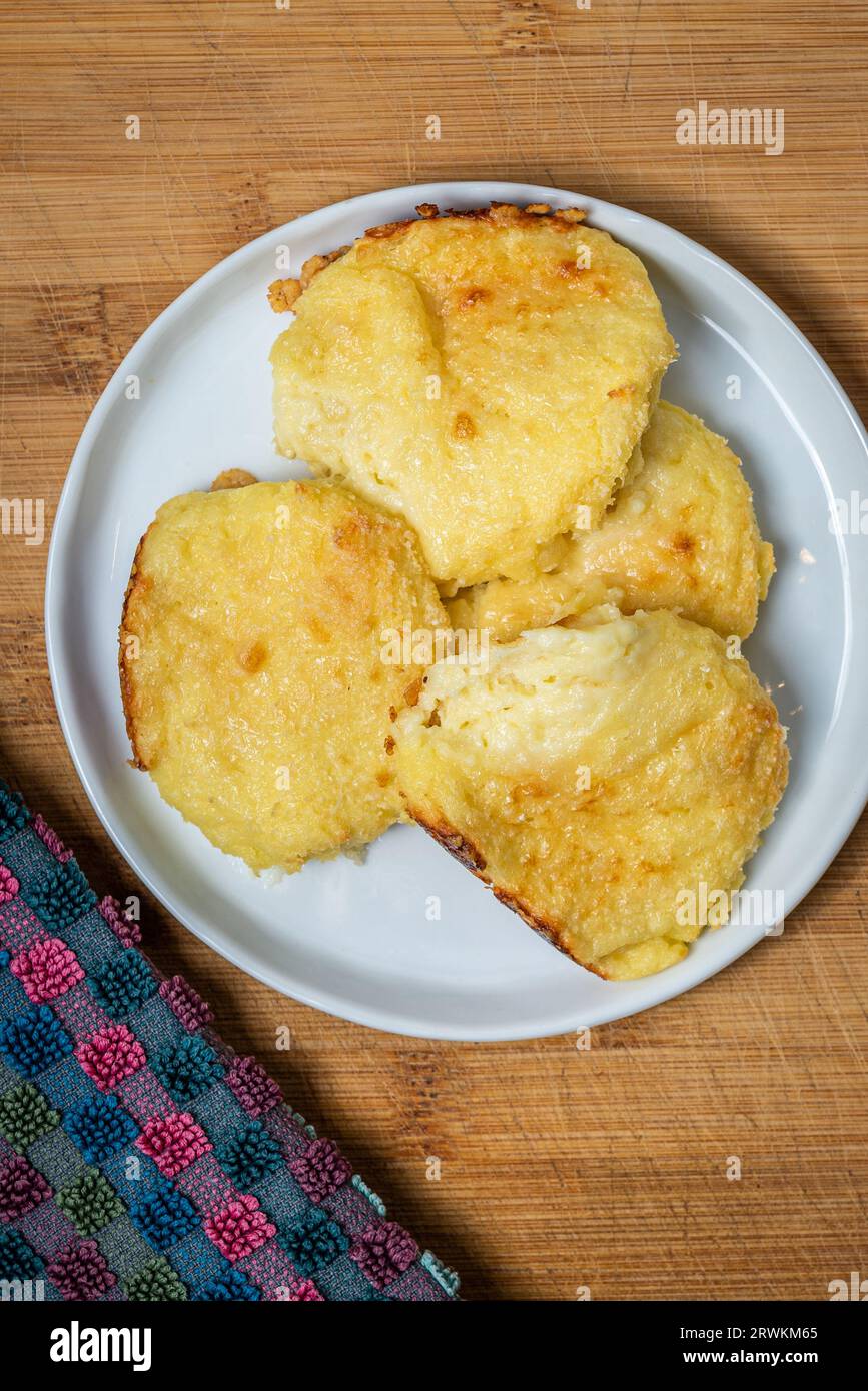 Cucinare e servire gnocchi alla romana a casa a Roma, Italia Foto Stock