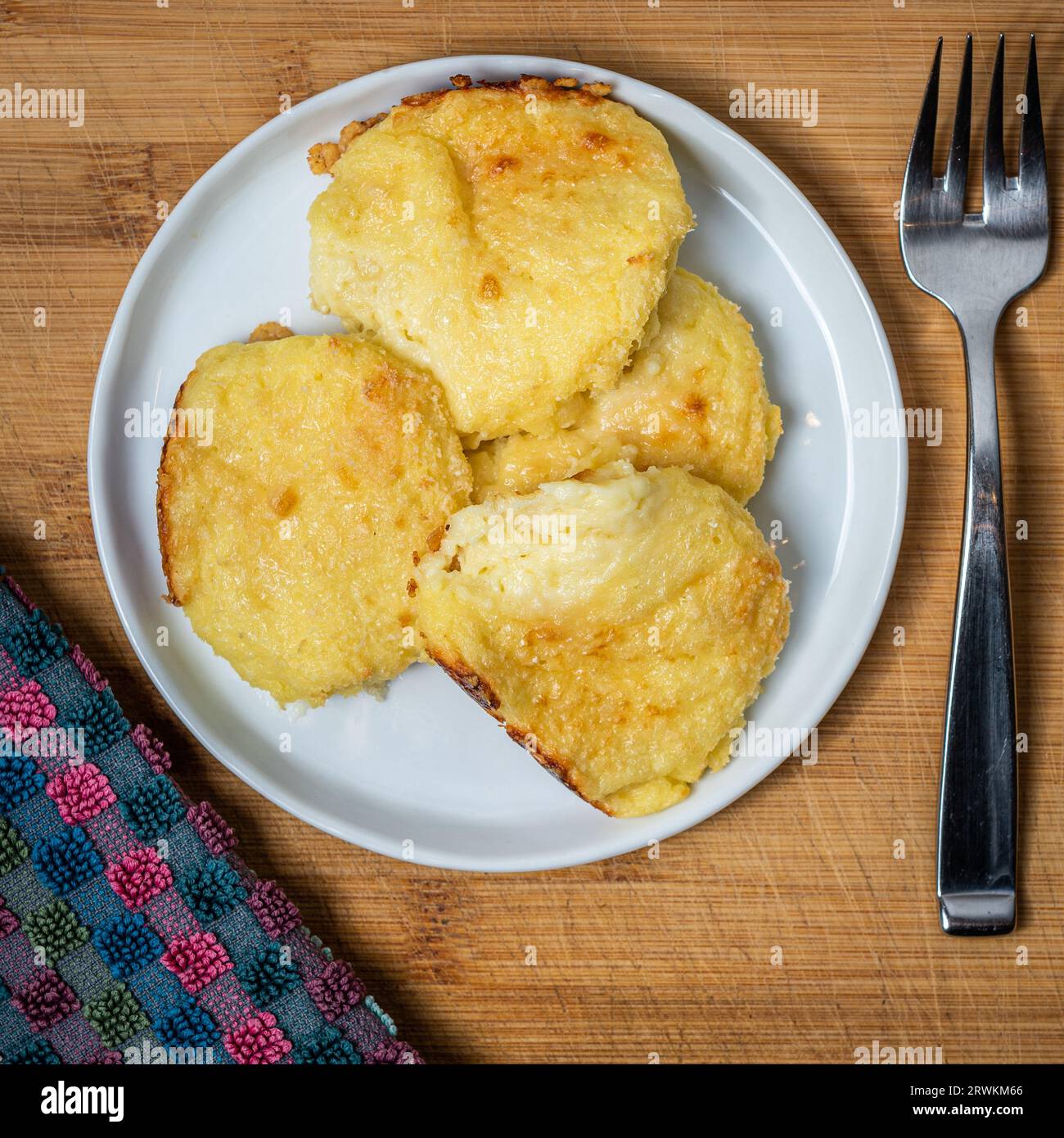 Cucinare e servire gnocchi alla romana a casa a Roma, Italia Foto Stock