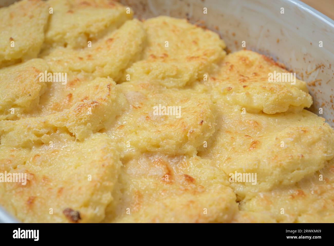 Cucinare e servire gnocchi alla romana a casa a Roma, Italia Foto Stock