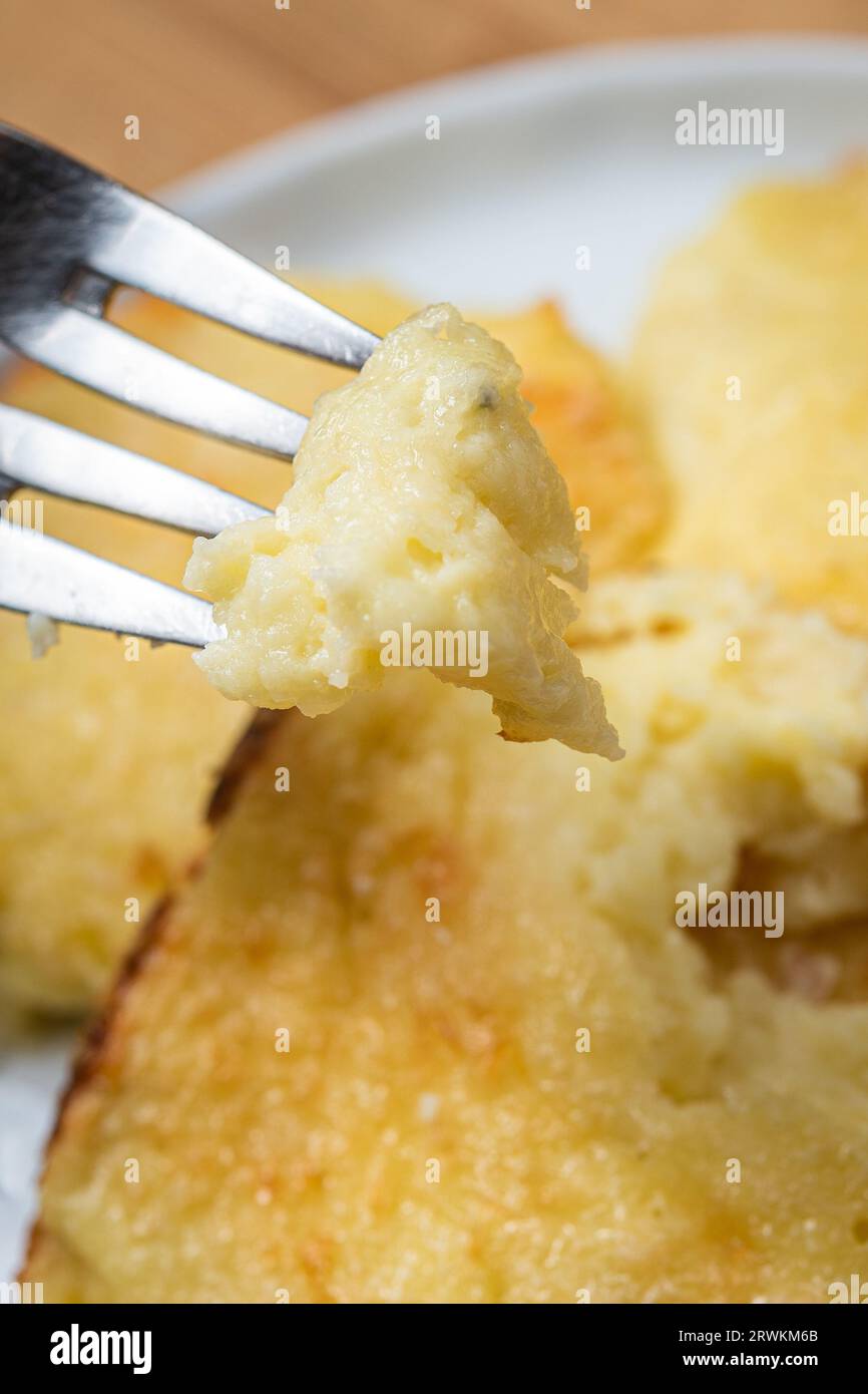 Cucinare e servire gnocchi alla romana a casa a Roma, Italia Foto Stock