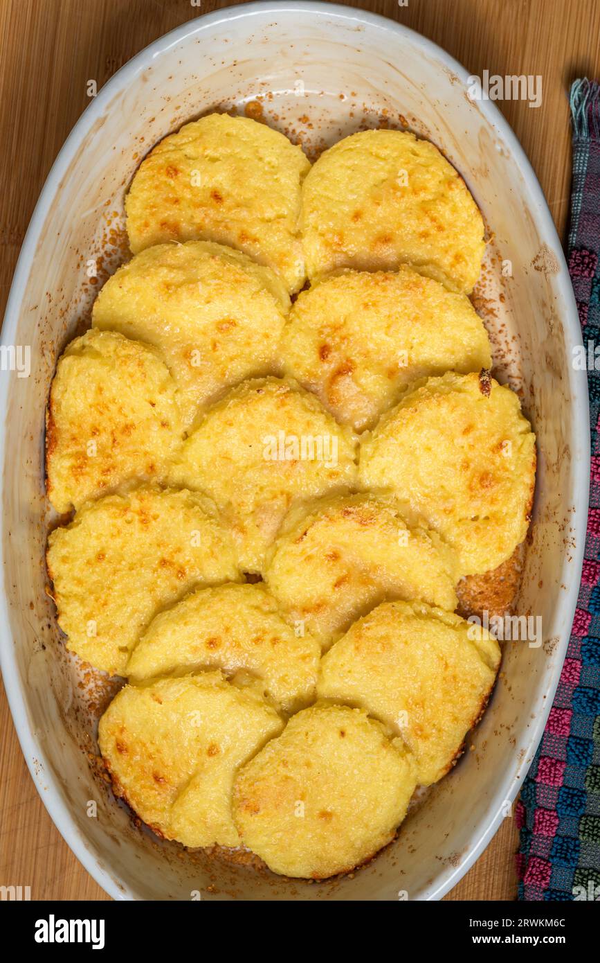 Cucinare e servire gnocchi alla romana a casa a Roma, Italia Foto Stock
