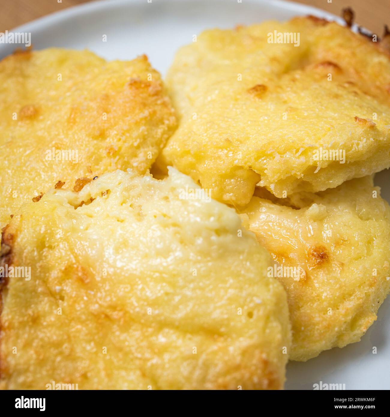 Cucinare e servire gnocchi alla romana a casa a Roma, Italia Foto Stock