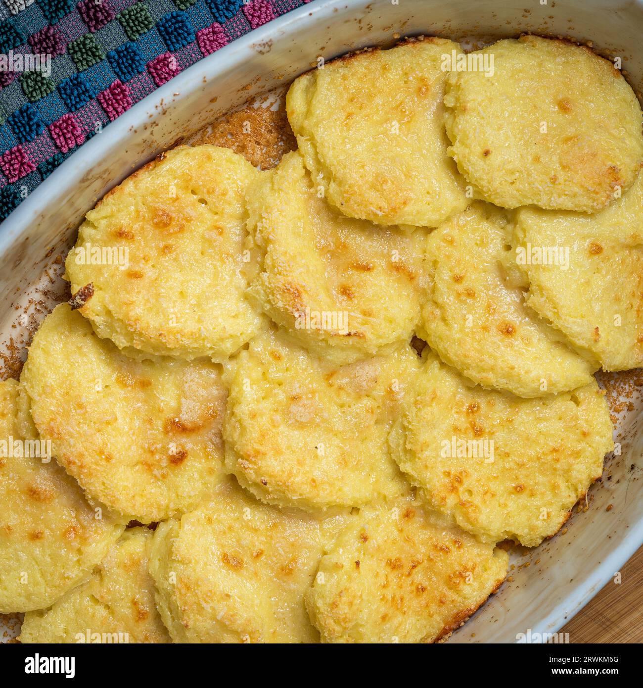 Cucinare e servire gnocchi alla romana a casa a Roma, Italia Foto Stock