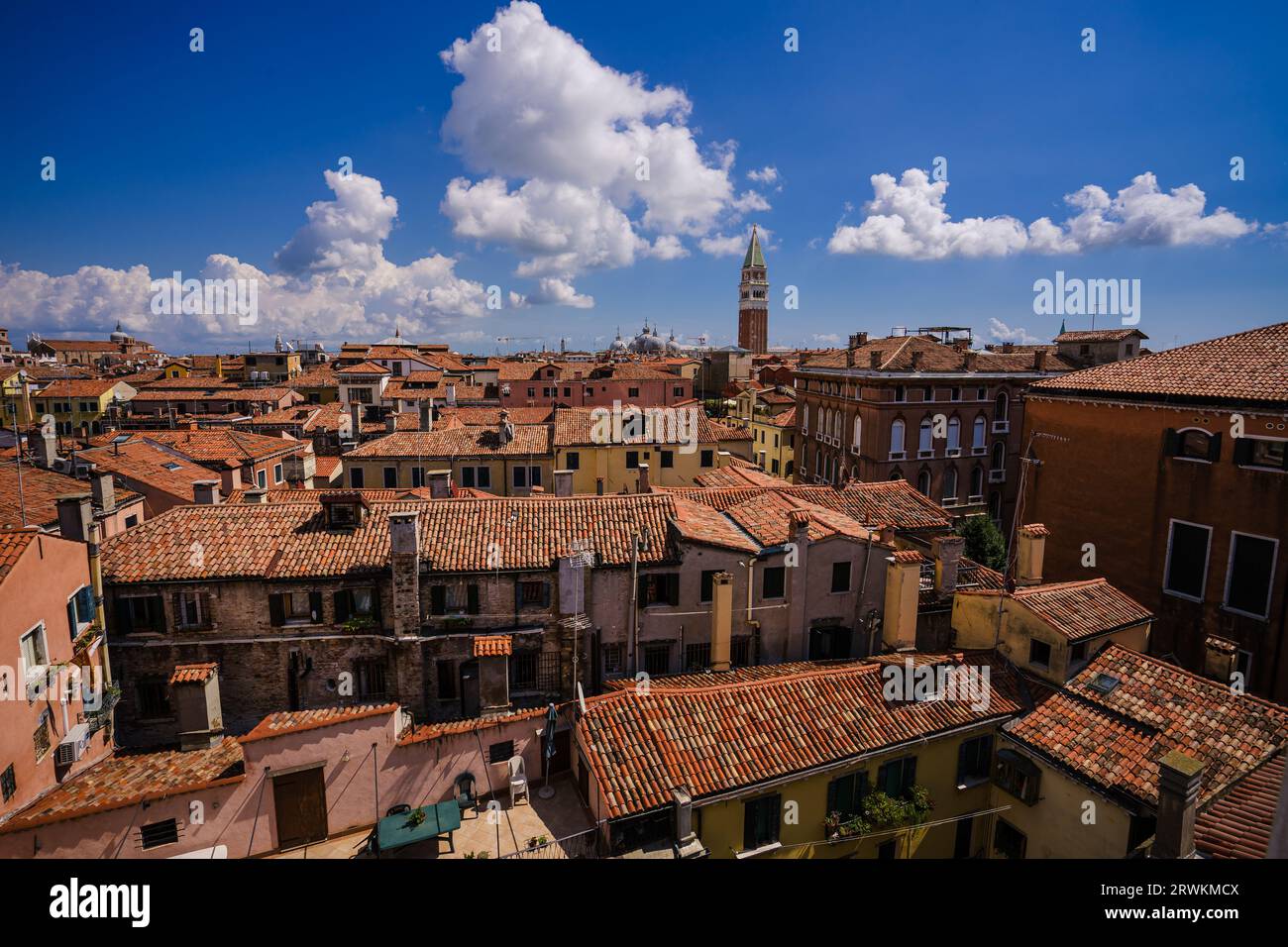 Vista dall'alto dalla piattaforma panoramica di Palazzo Contarini del Bovolo a Venezia. Il Belltower è il St Marks Canpanile. Foto Stock