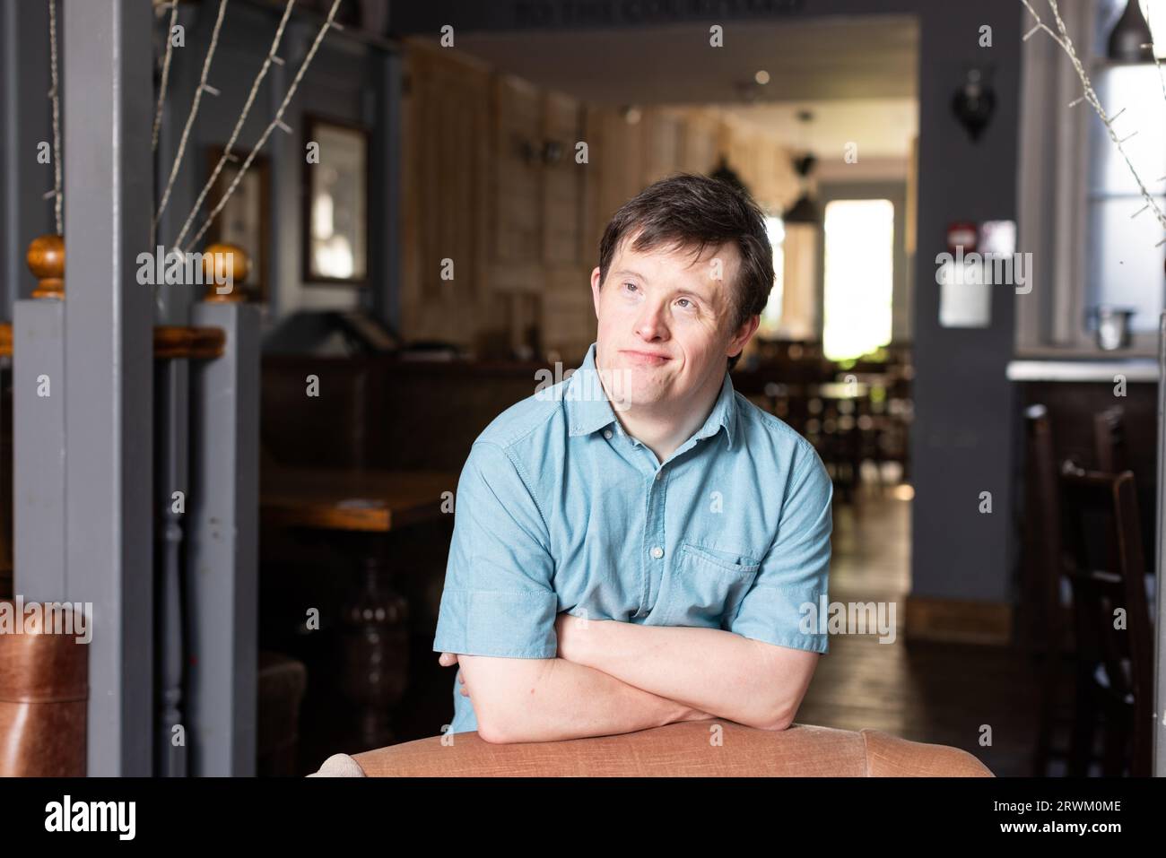 Tommy Jessop, attore britannico. È il primo attore con sindrome di Down a recitare in un dramma in prima serata della BBC, fotografato a Winchester, Inghilterra, Regno Unito Foto Stock