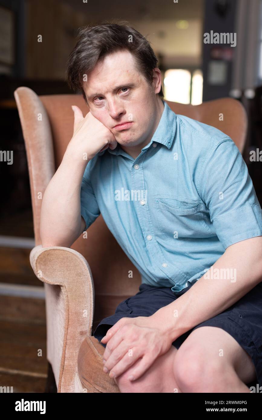 Tommy Jessop, attore britannico. È il primo attore con sindrome di Down a recitare in un dramma in prima serata della BBC, fotografato a Winchester, Inghilterra, Regno Unito Foto Stock