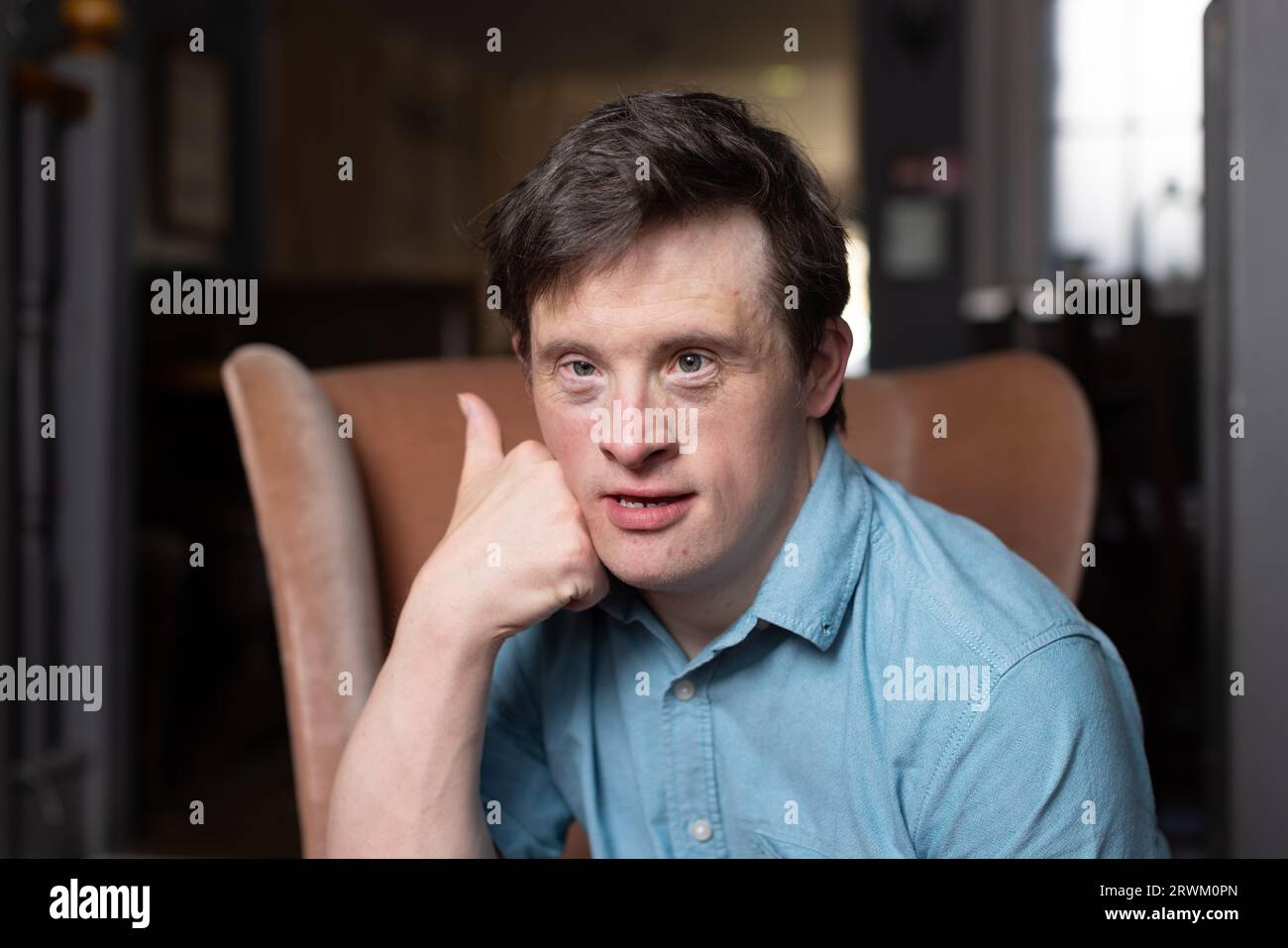 Tommy Jessop, attore britannico. È il primo attore con sindrome di Down a recitare in un dramma in prima serata della BBC, fotografato a Winchester, Inghilterra, Regno Unito Foto Stock