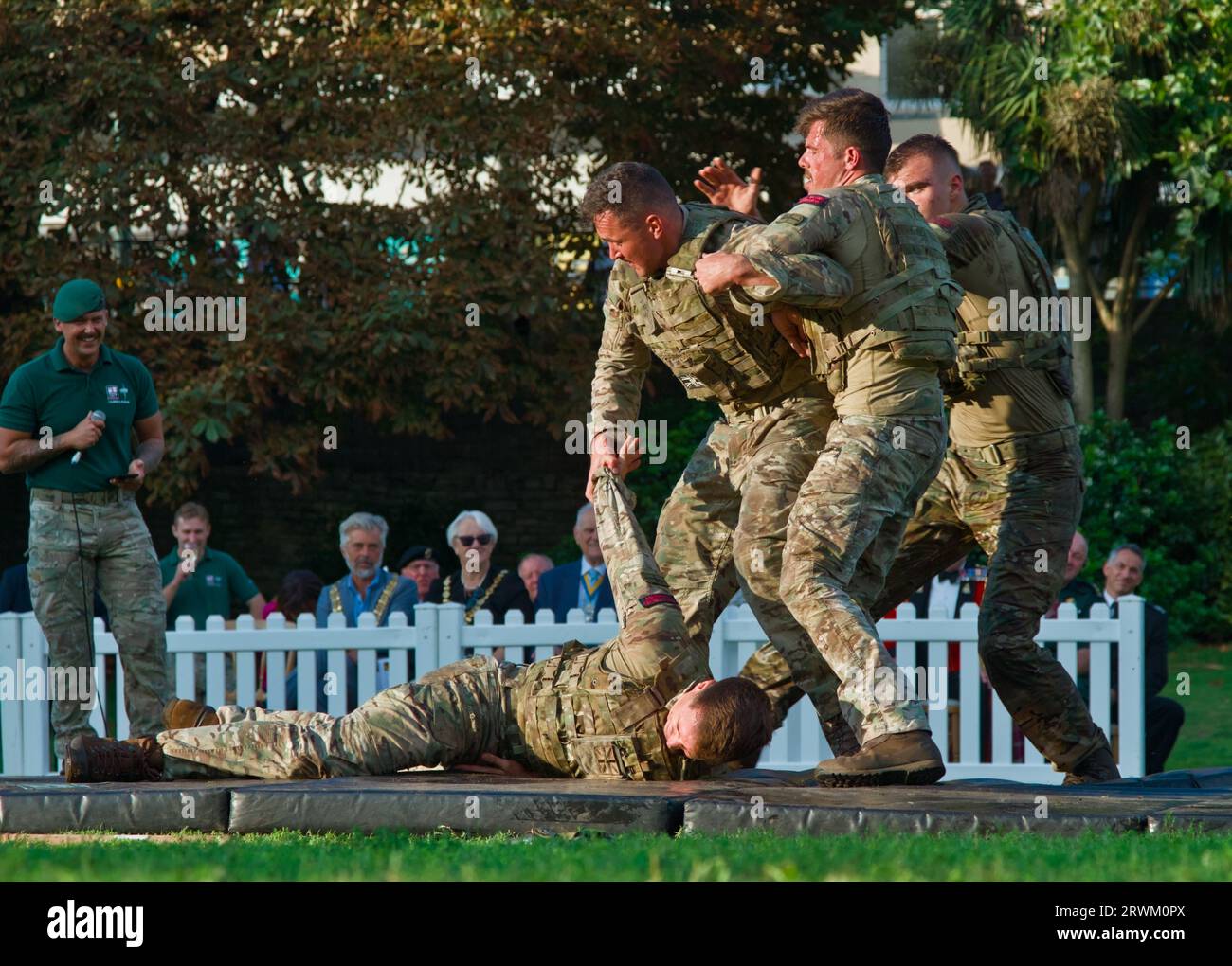 Royal Marines Commando display Team lotta corpo a corpo durante un Unarmed Combat display, Bournemouth Air Show, Inghilterra Regno Unito Foto Stock