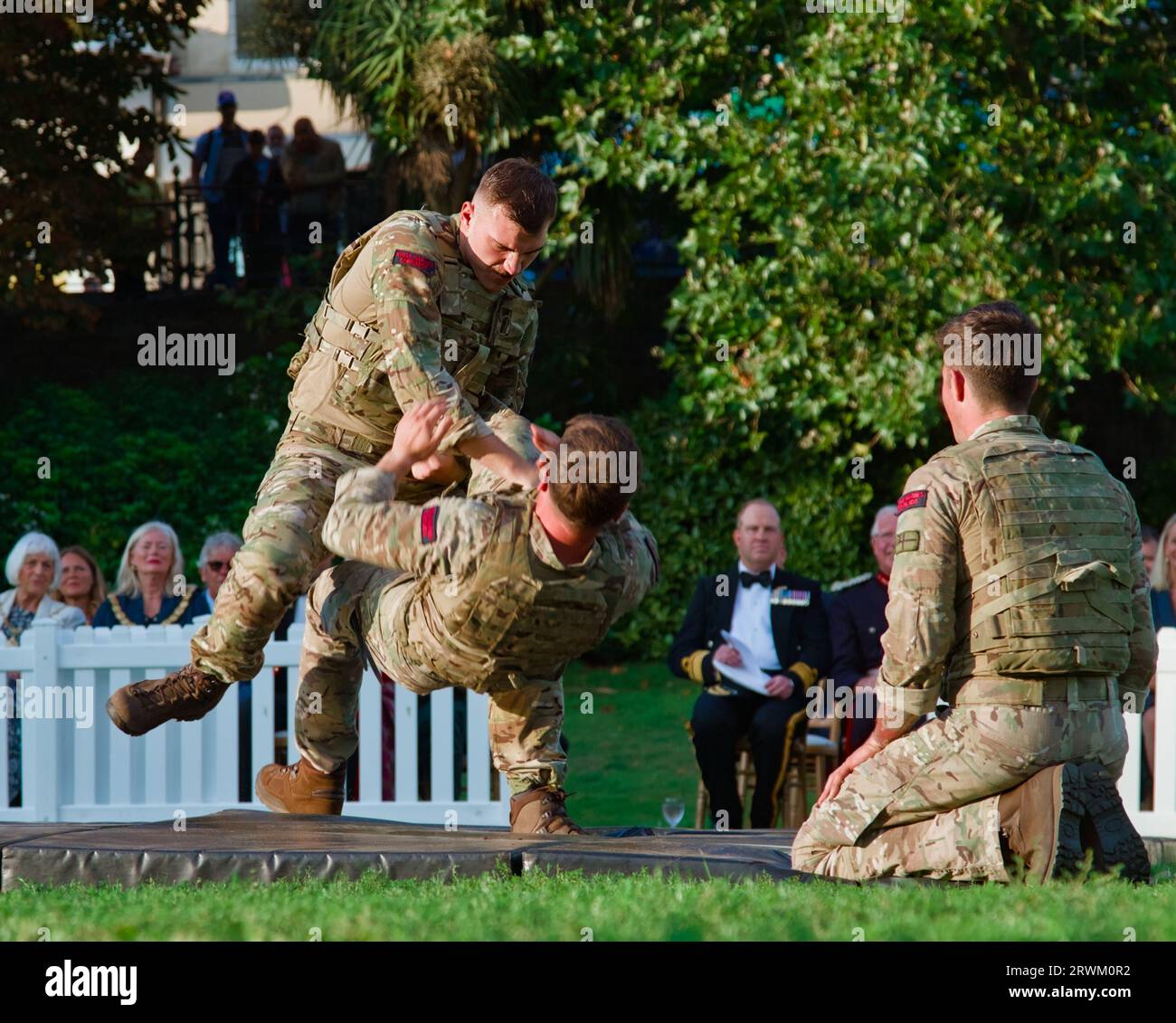 Royal Marines Commando display Team lotta corpo a corpo durante un Unarmed Combat display, Bournemouth Air Show, Inghilterra Regno Unito Foto Stock