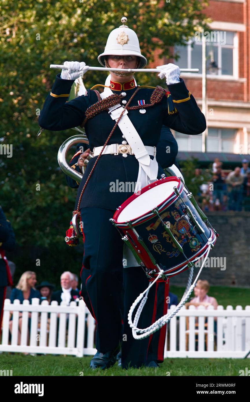 Batterista con Drumsticks to Nose con Side Drum della Royal Marines Band Service Marching Band Beating the Retreat, Bournemouth Gardens, Bournemouth A. Foto Stock