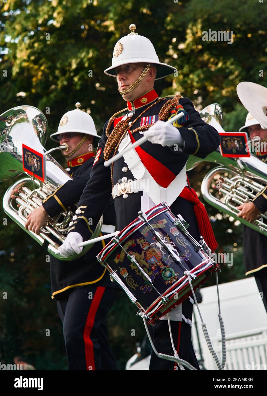 Batterista con Side Drum della Royal Marines Band Service Marching Band che batte The Retreat a Bournemouth Gardens al Bournemouth Air Show, Regno Unito Foto Stock