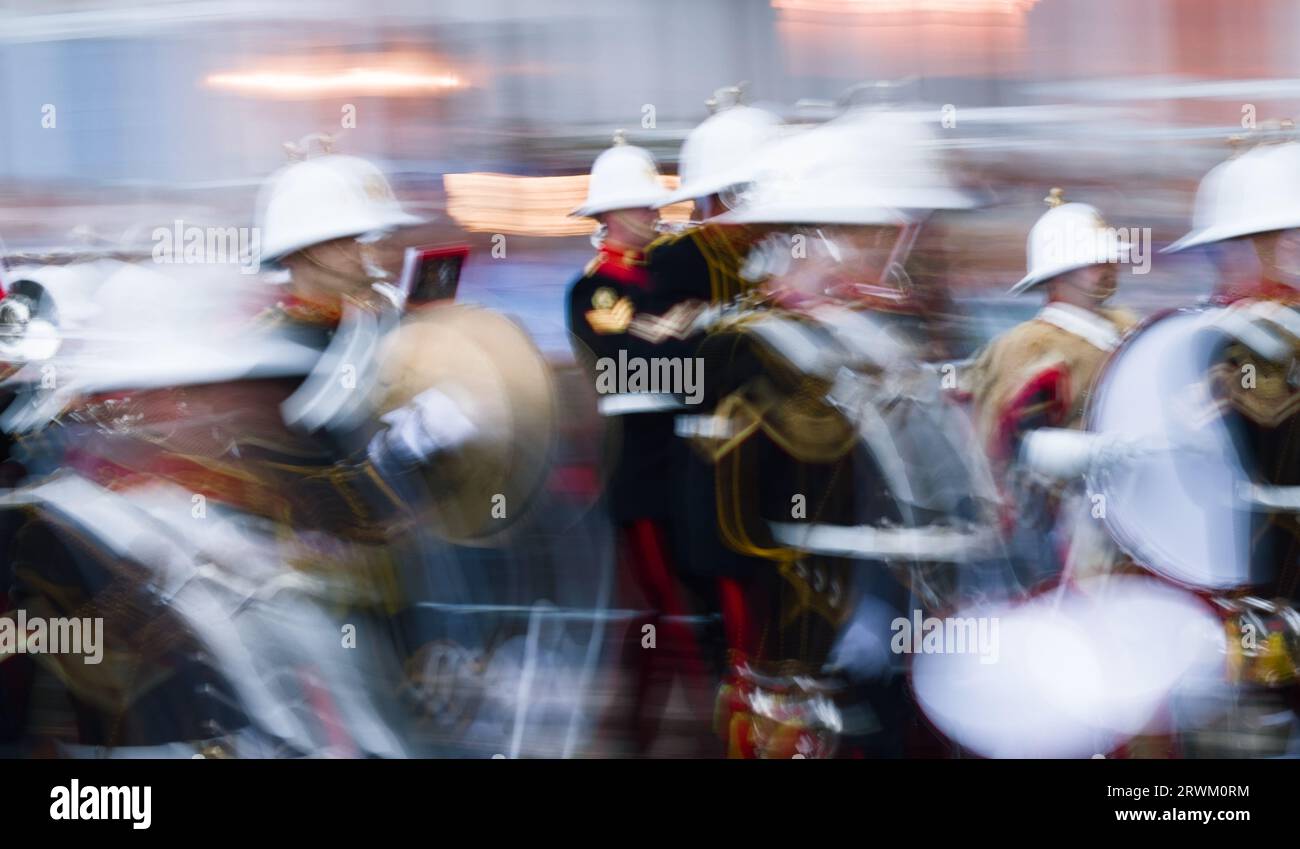 Royal Marines Band Service Marching Band Beating the Retreat alla Dartmouth Regatta con Intentional Motion Blur, Regno Unito Foto Stock