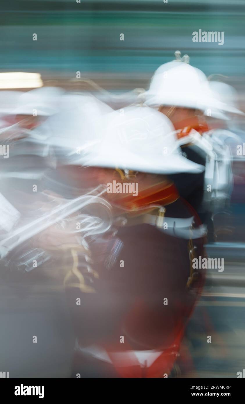Royal Marines Band Service Marching Band Beating the Retreat alla Dartmouth Regatta con Intentional Motion Blur, Regno Unito Foto Stock