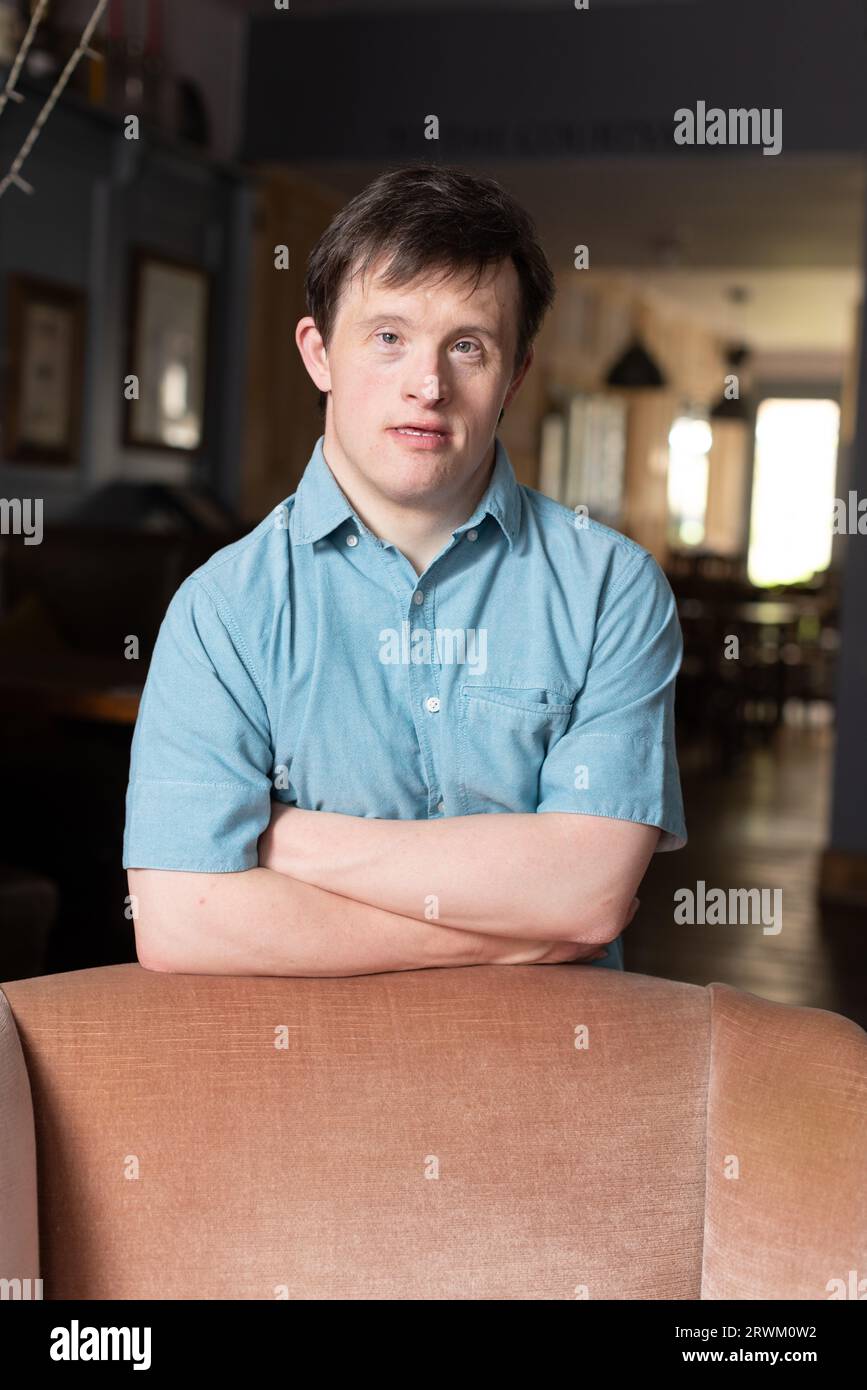 Tommy Jessop, attore britannico. È il primo attore con sindrome di Down a recitare in un dramma in prima serata della BBC, fotografato a Winchester, Inghilterra, Regno Unito Foto Stock