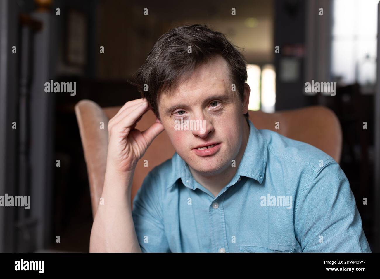 Tommy Jessop, attore britannico. È il primo attore con sindrome di Down a recitare in un dramma in prima serata della BBC, fotografato a Winchester, Inghilterra, Regno Unito Foto Stock