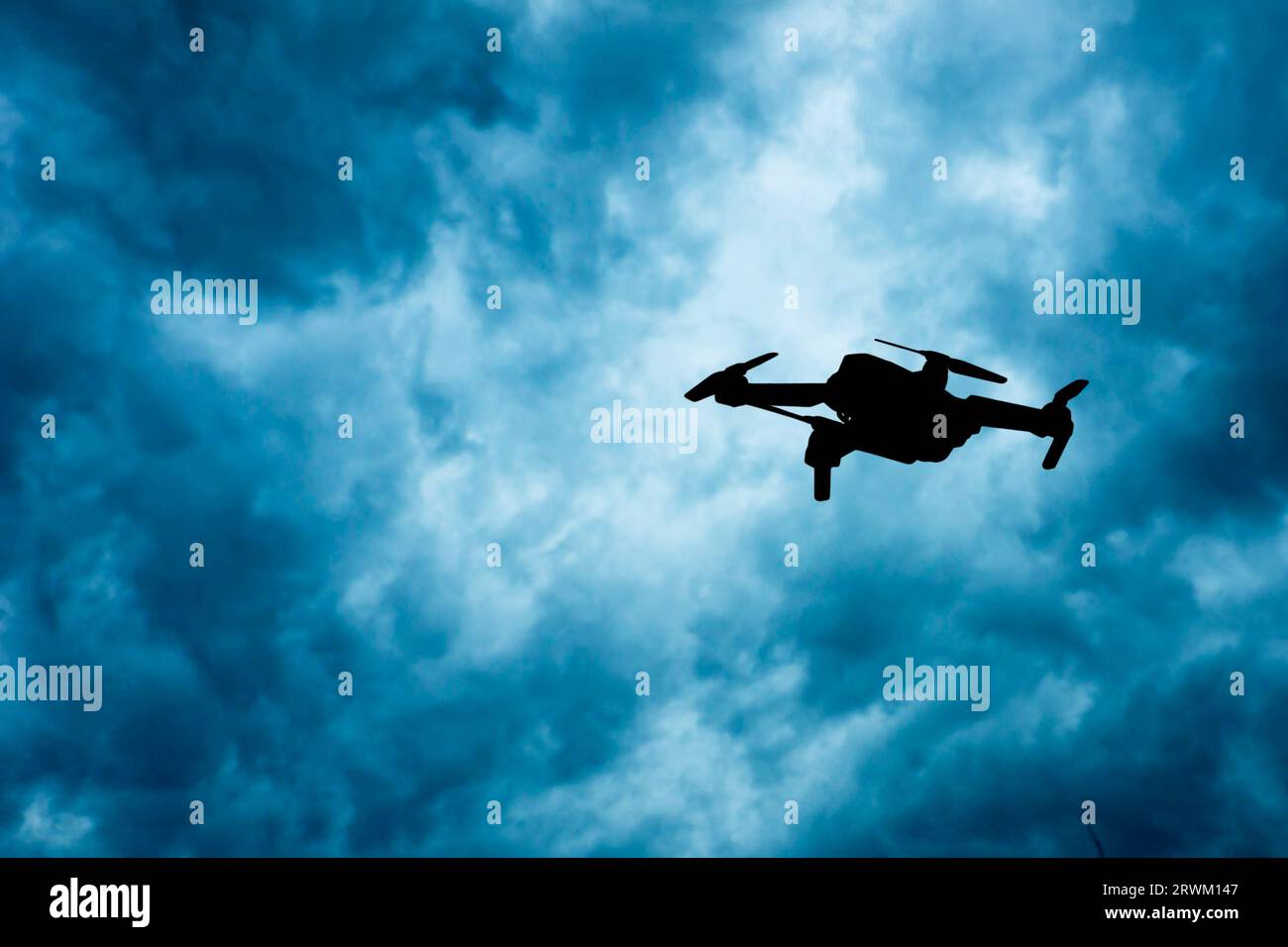 silhouette di un drone in volo Foto Stock