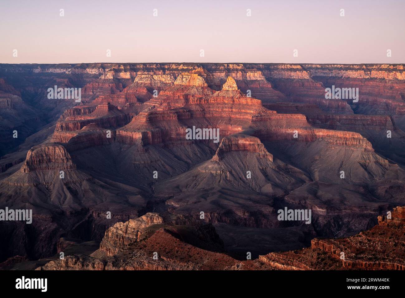 Vista maestosa del Grand Canyon con tramonto Foto Stock