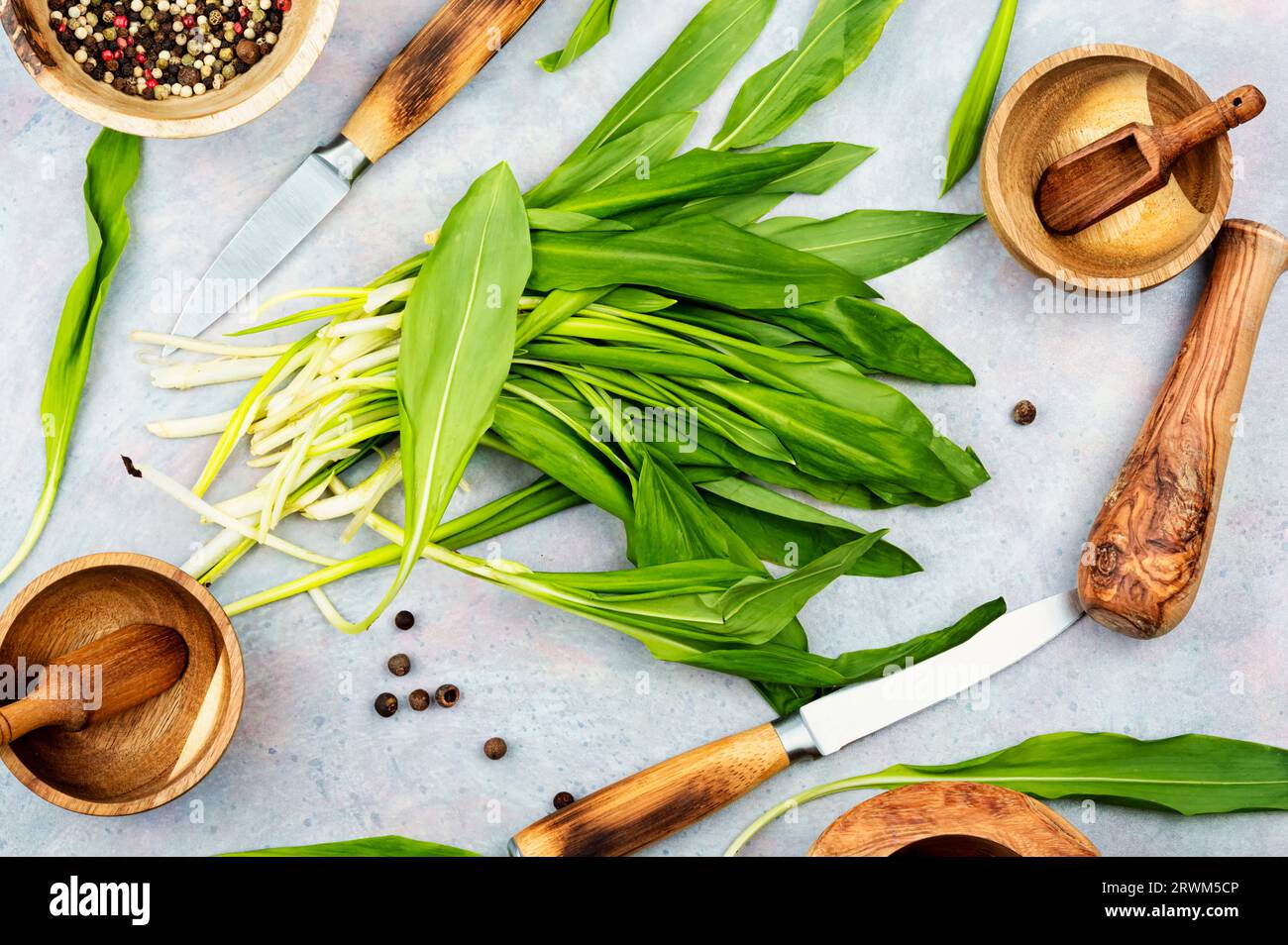 Aglio selvatico, come spezia per piatti di carne, pesce e verdure. Concetto di cucina sana Foto Stock