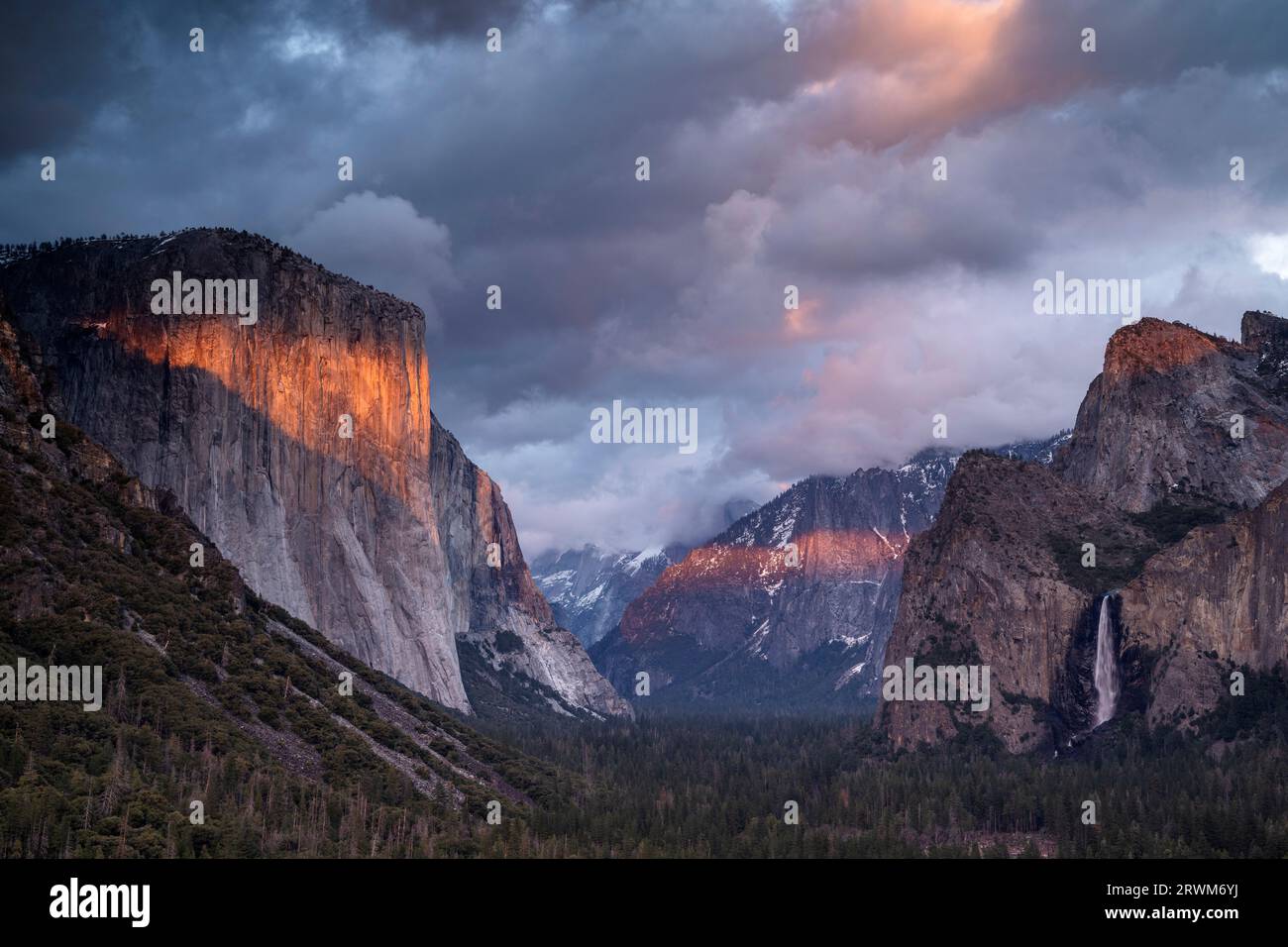 Valle di Yosemite al tramonto con nuvole e splendidi colori Foto Stock